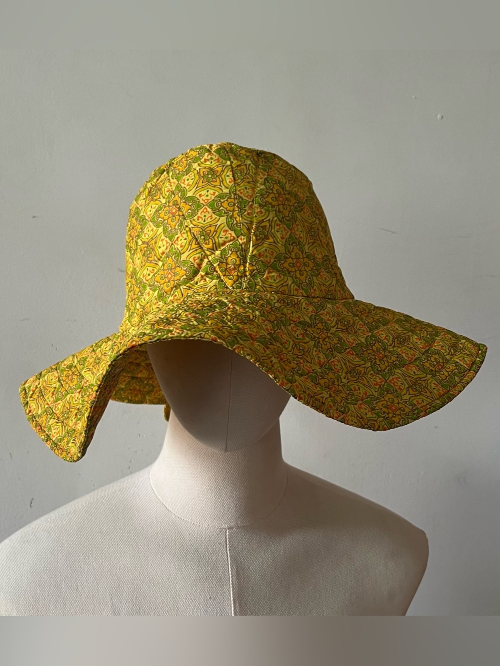 Sun Hat quilted with gorgeous print NWOT
